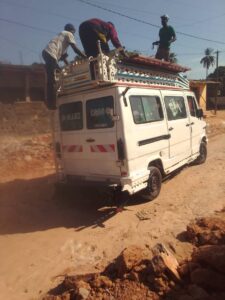 Les portails ont été fabriqués à Ziguinchor et acheminés via un minibus.