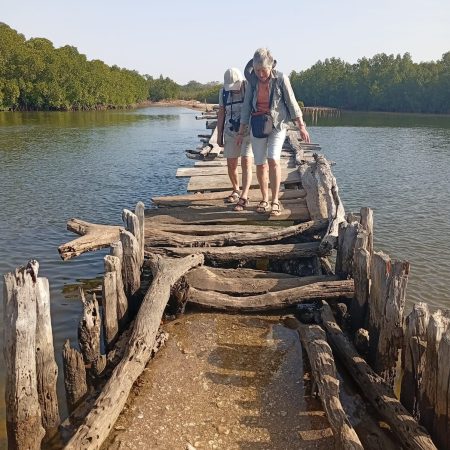 Jeanine et Martine franchissant l'un des ponts