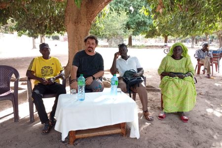Afoulo : signature de la convention entre la présidente du sous-quartier de Djiwotte et Manu, président de l'association