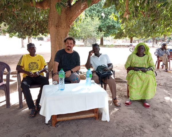 Afoulo : signature de la convention entre la présidente du sous-quartier de Djiwotte et Manu, président de l'association.