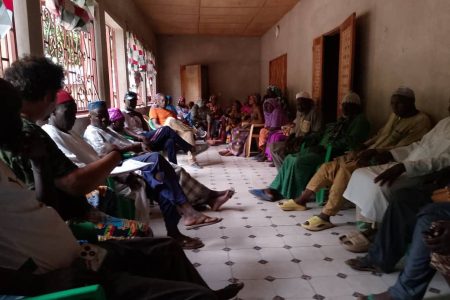 Balankine : l'assemblée au cours de laquelle Manu a signé le partenariat pour la pisciculture