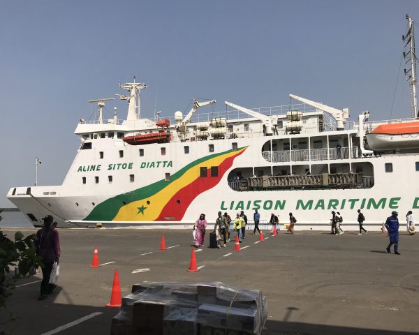 L'embarquement des passagers à Dakar, environ 2 heures avant le départ.