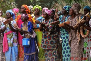 Les chants des femmes accompagnent les danseurs