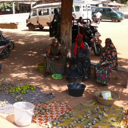 marché près du "garage" (la gare routière)