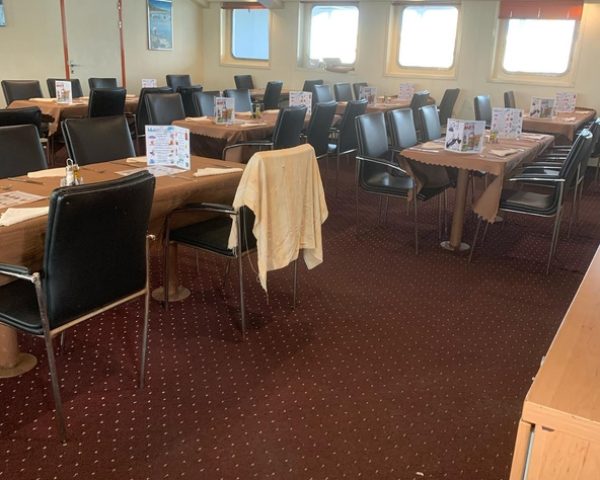 La salle de restaurant du ferry, où vous prendrez votre petit déjeuner (compris dans les prix cabines).