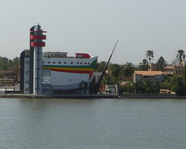 Le Joola, musée en hommage aux victimes de la tragédie du ferry Joola, dont l'architecture rappelle la proue d'un bateau.